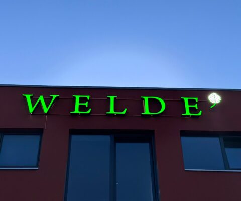 WELDE s.r.o. – 3D světelné logo na fasádu